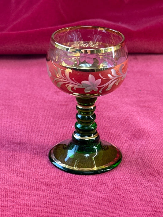 Petit verre à pied vert, décor floral rouge et doré