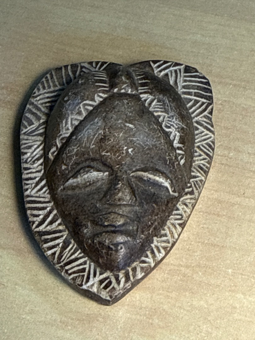 Masque en pierre – Artisanat – Décoration – Motif ethnique