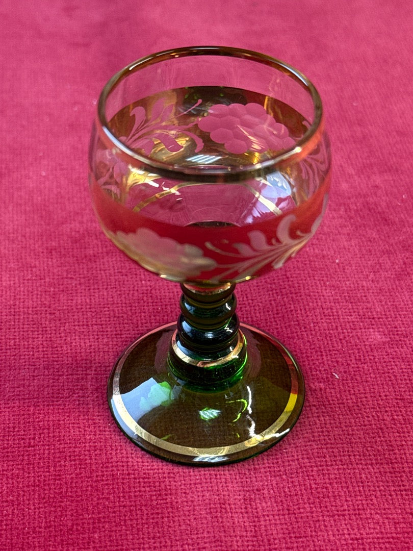 Petit verre à pied vert, décor floral rouge et doré
