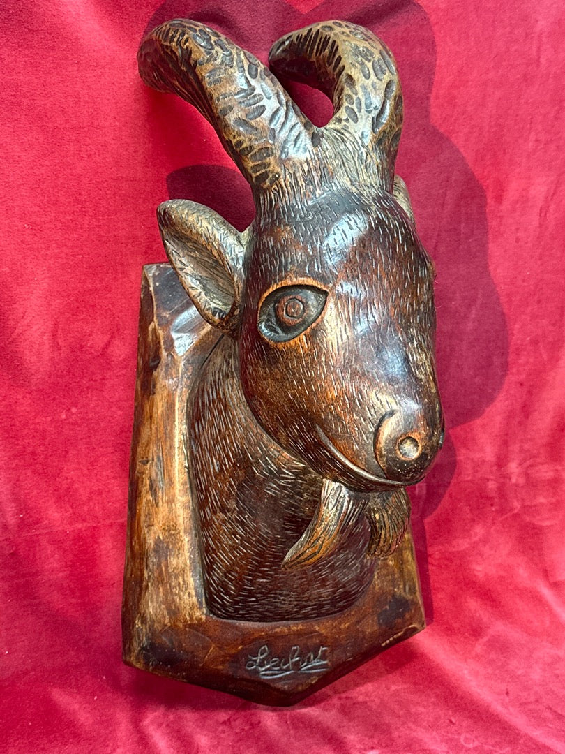 Trophée tête de bouquetin bois sculpté vintage