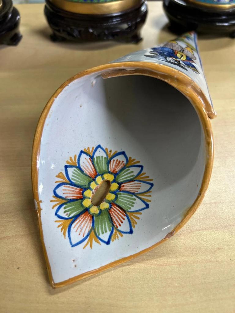 Bouquetière vase cornet en faïence joueur de biniou