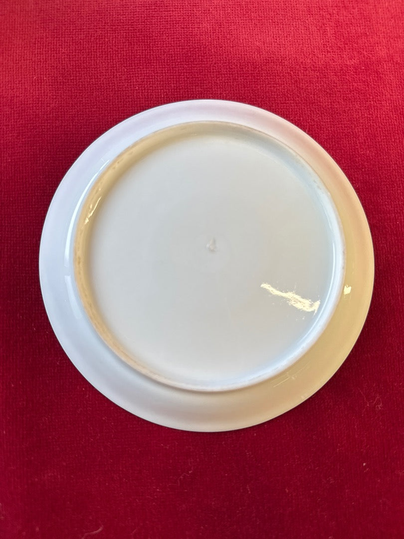 Tasse tripode et soucoupe en porcelaine, fleurs et monogramme doré