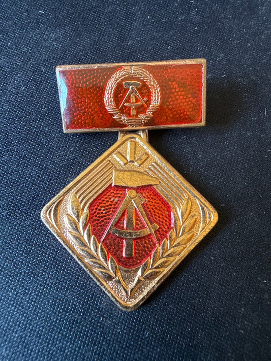 Médaille – Rda Kollektiv – Collection – Insigne émaillé rouge doré