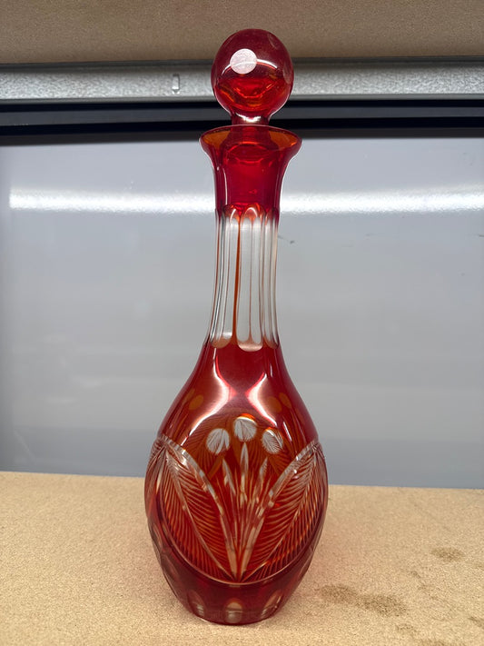 Carafe – Ornements – Verre rouge taillé avec bouchon