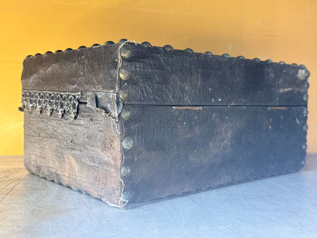 Coffre ancien – Boîte de rangement en bois clouté