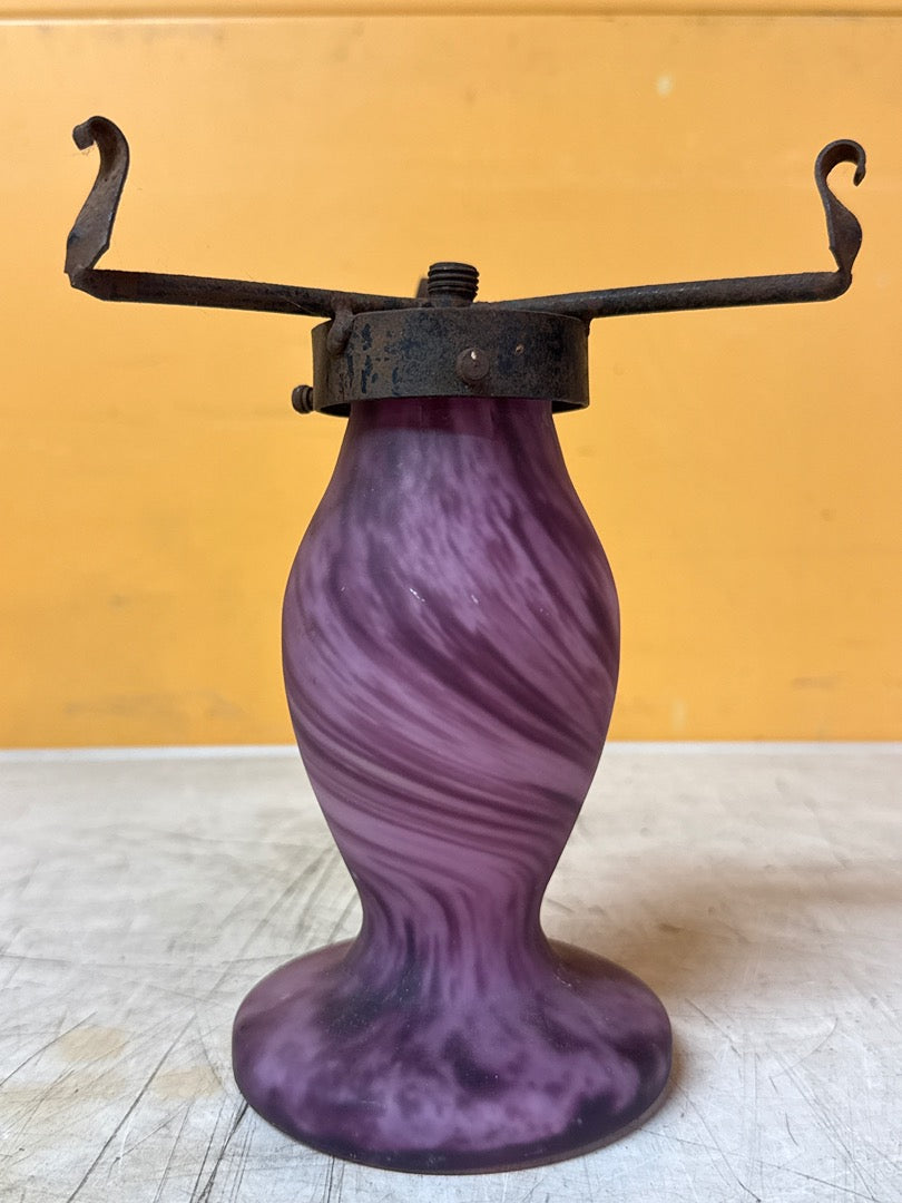 Lampe ancienne – Pied en verre violet et fer forgé