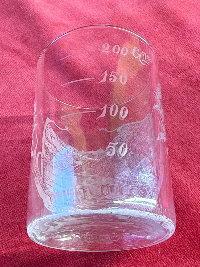 Verre de cure gradué Cauterets, décor gravé du lac de Gaube