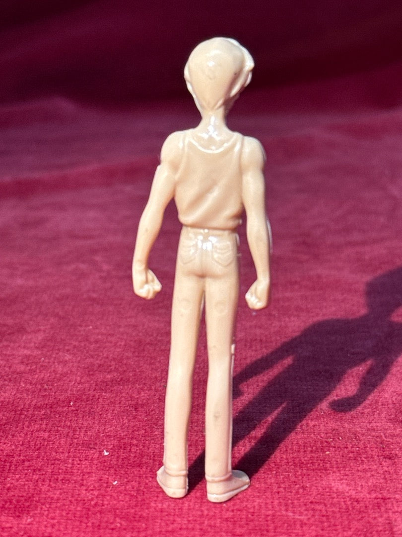 Figurine plastique anime personnage masculin beige