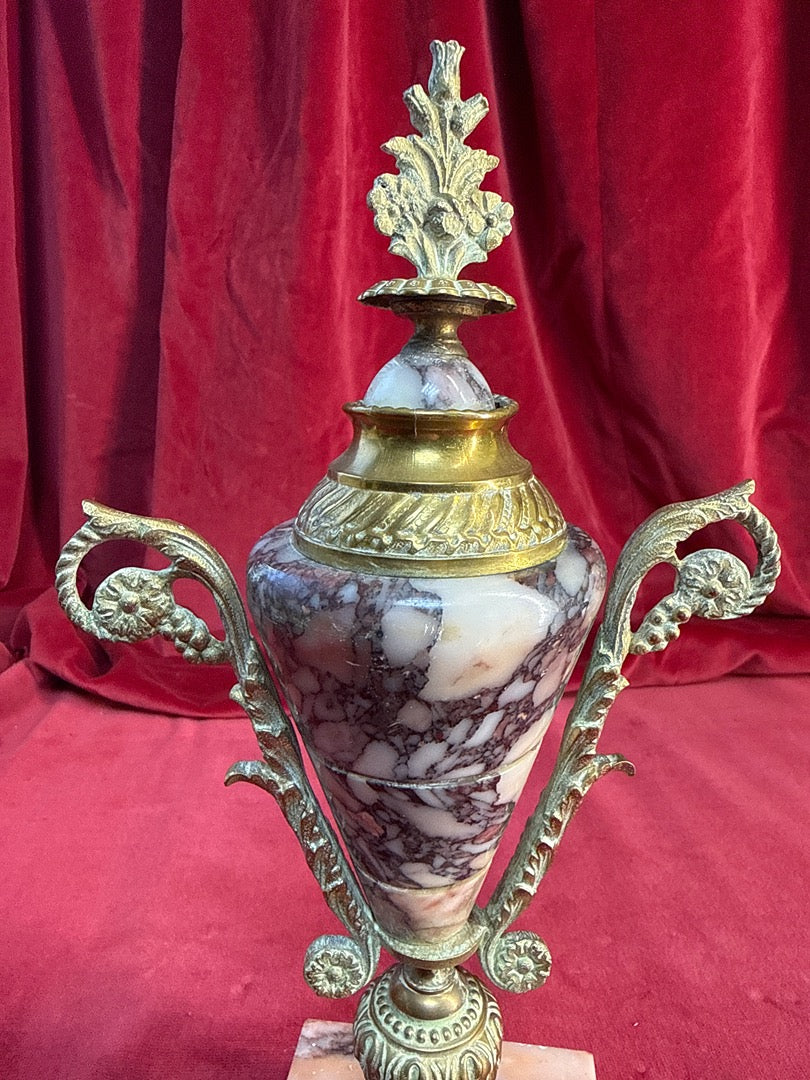 Paire de cassolettes décoratives en marbre veiné et métal doré