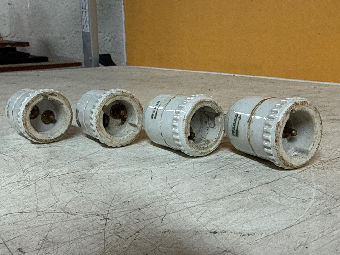 Douilles anciennes – Lot de 4 en céramique