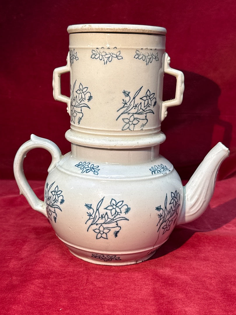 Ancienne cafetiere filtre en ceramique decors bleus