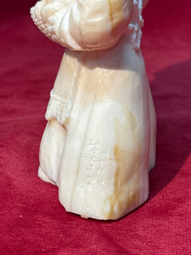 Figurine chat mere et chatons en os sculpté