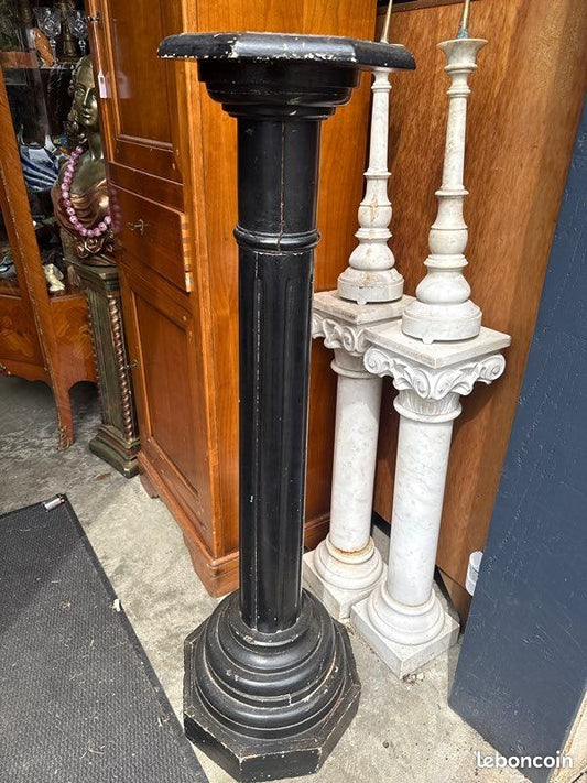 Sellette – Colonne – Ornements – En bois noir