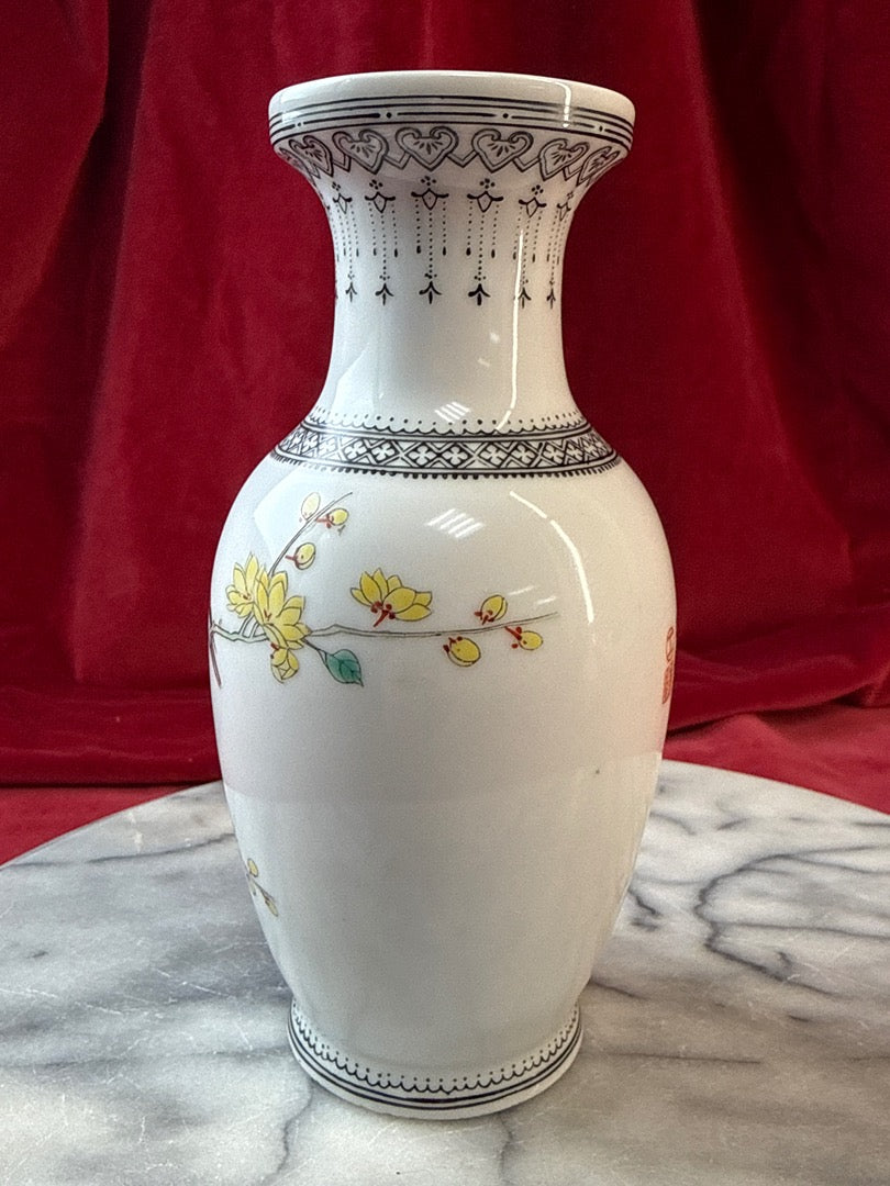 Paire de vases en porcelaine, oiseaux et fleurs polychromes