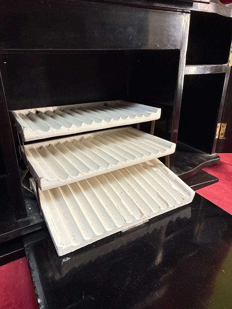 Coffret à cigarettes en bois laqué, décor de palmiers et inscription Hiep Hoa