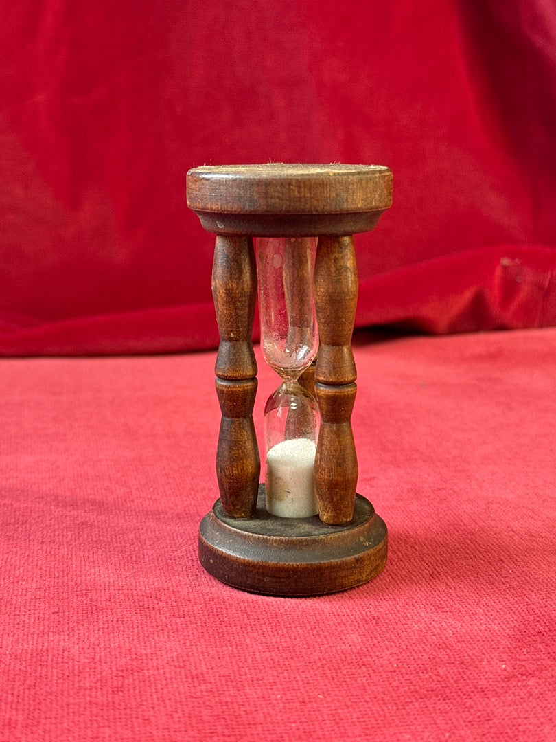 Petit sablier en bois tourné et verre, hauteur 10 cm