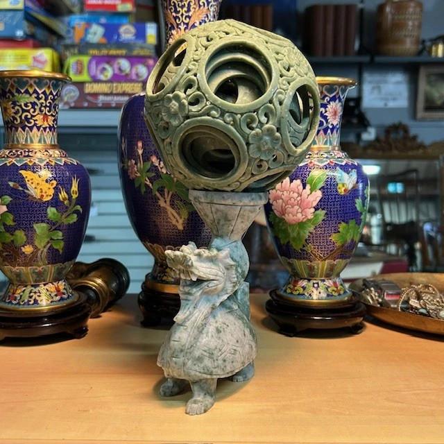Sculpture Chinoise En Pierre Naturelle Jade Représentant Un dragon Phénix et Une Sphère