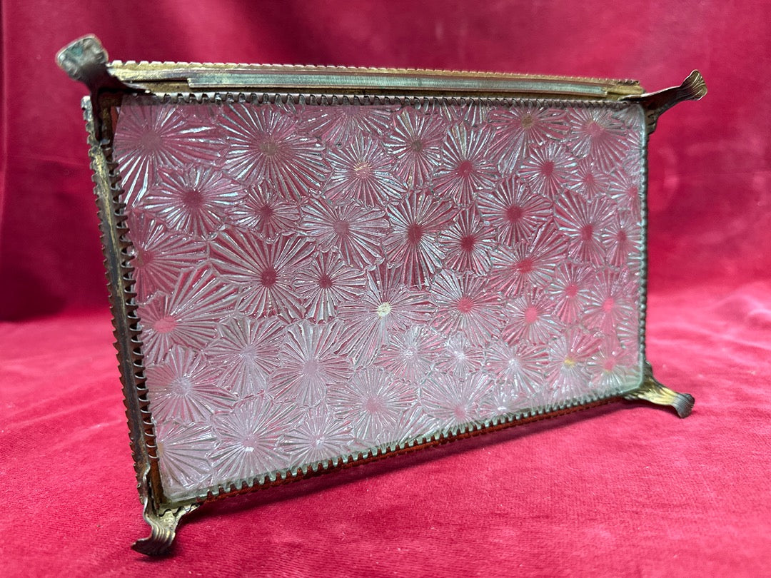 Petite vitrine reliquaire en laiton et verre biseauté