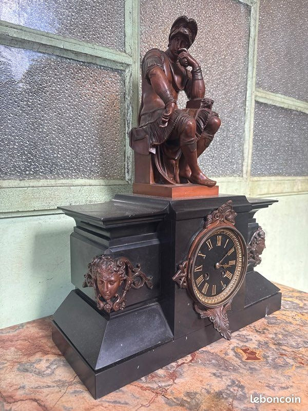 Pendule de cheminée – Marbre noir – Décoration – Statue guerrier