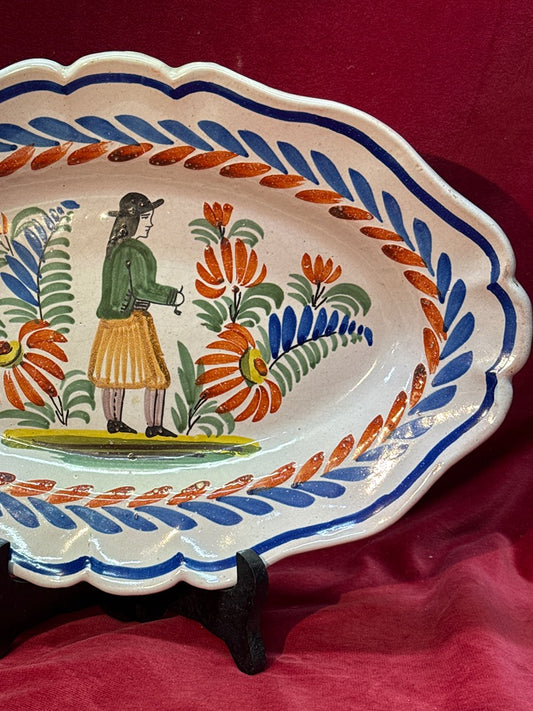 Grand plat ovale en céramique à décor breton et floral, 35,3 cm