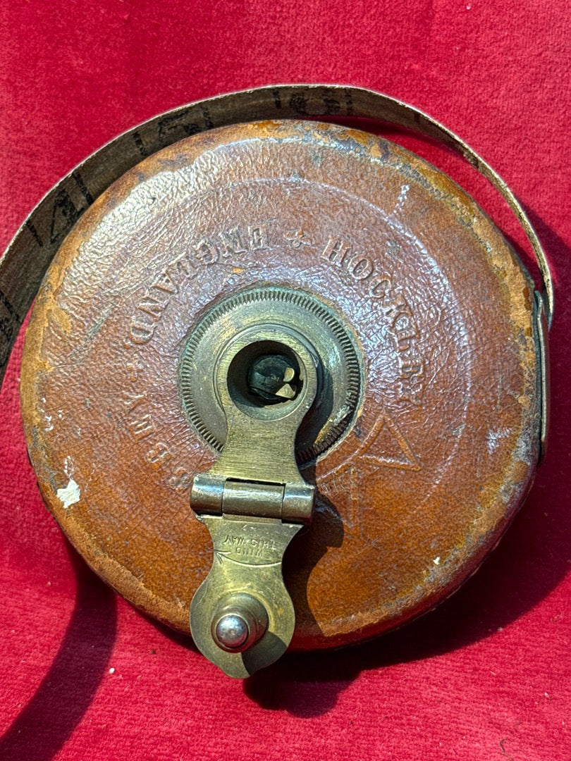Ancien mètre ruban de mesure en cuir et laiton England Rabone