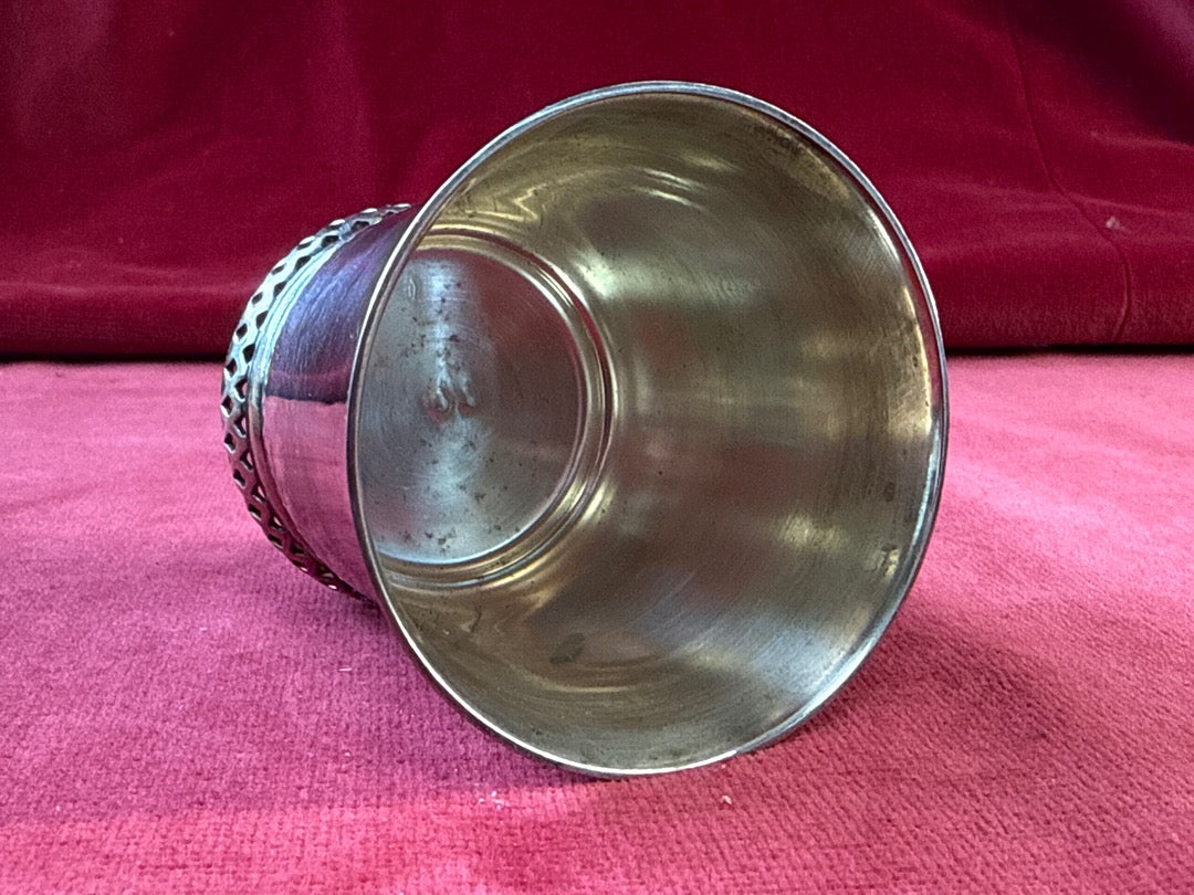 Timbale en métal argenté sur pied ajouré, avec écrin