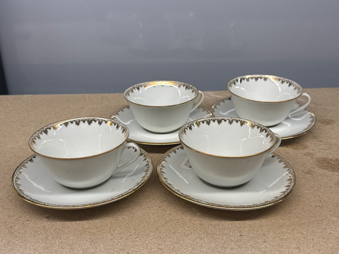 Service de tasses – Limoges – Vaisselle – Porcelaine blanche et dorures