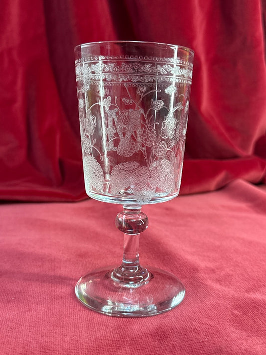 Verre à pied gravé, monogramme M et décor de baies et fleurs