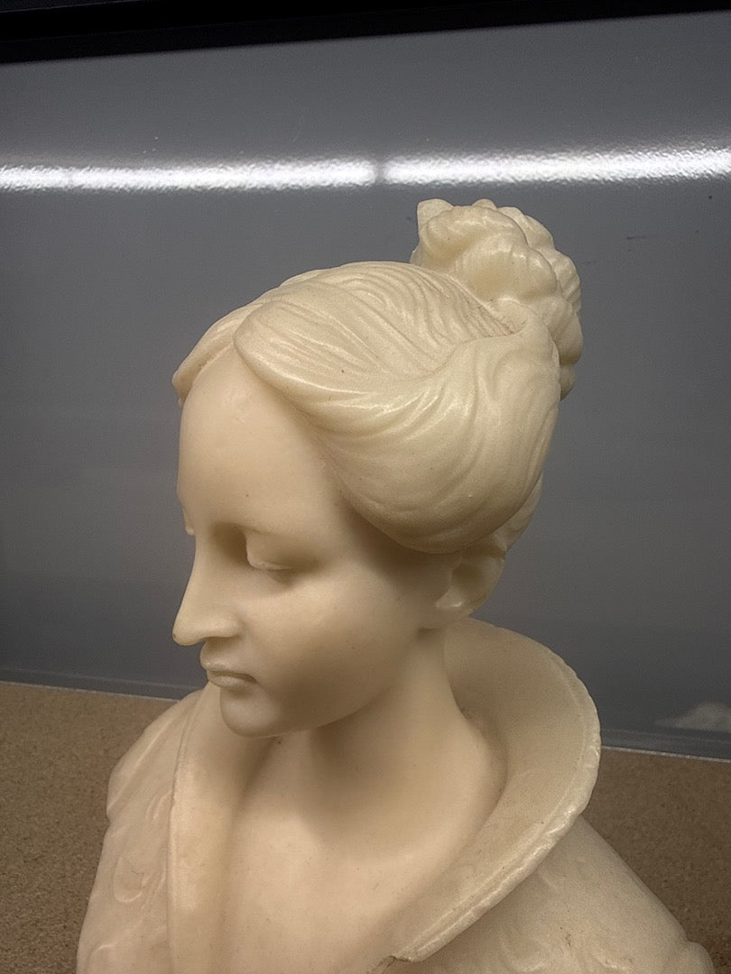 Buste de femme – albâtre ou pierre sculptée – Ornements – Vintage ivoire socle rouge