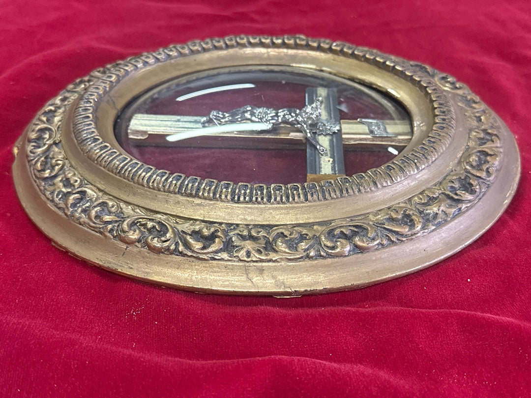 Cadre crucifix – Ornements – Cadre médaillon ancien doré