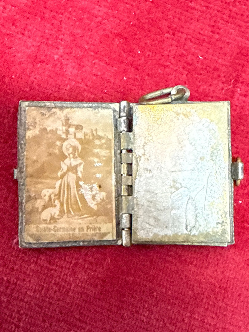 Pendentif livre Souvenir de Pibrac Sainte Germaine métal