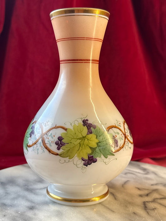 Vase en opaline blanche, décor de raisins, feuilles de vigne et dorure