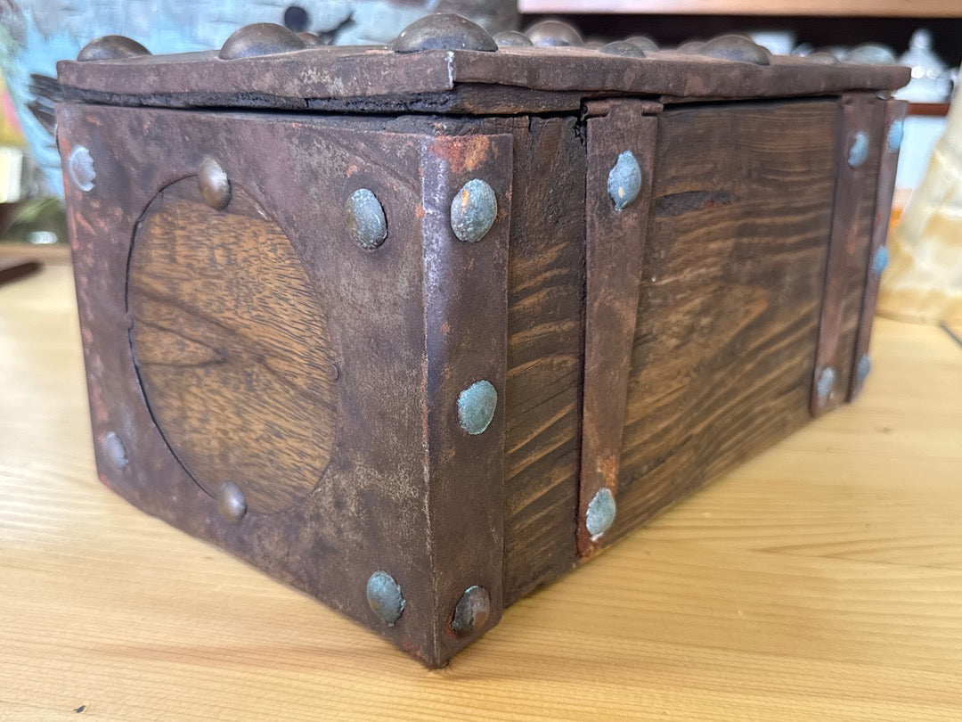 Coffre Fort Touareg Boîte en bois – Vintage – Boîte – Métal clouté rustique
