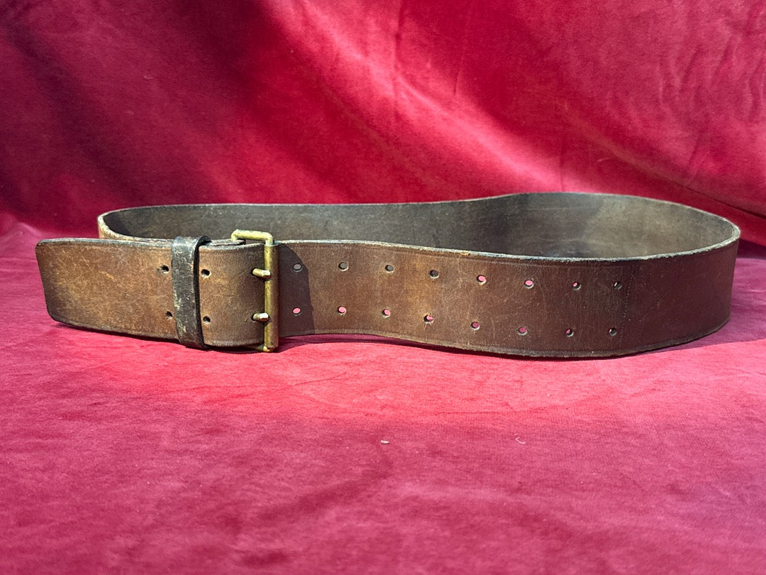 Ceinturon militaire en cuir marron utilisé