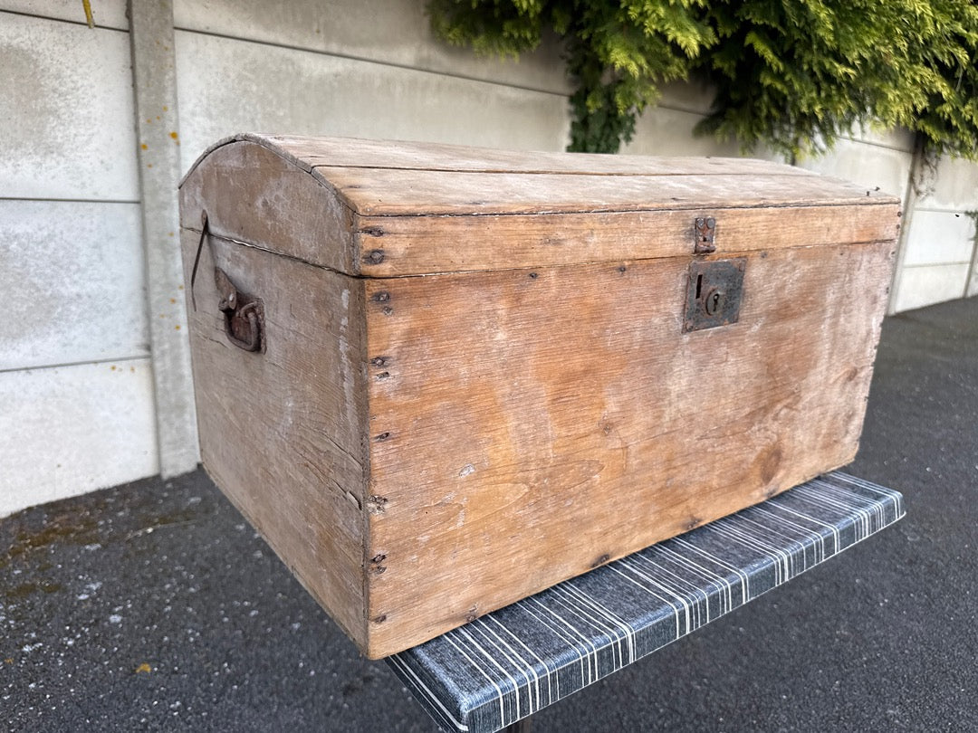 Malle bombée en bois – Vintage – Boîtes de rangement – Coffre rustique ancien