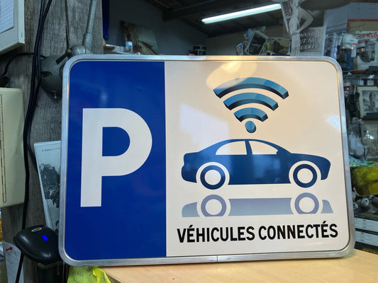 Véritable panneau de circulation routière voiture connectée électrique stop interdit