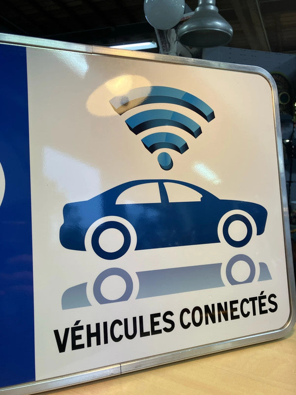 Véritable panneau de circulation routière voiture connectée électrique stop interdit