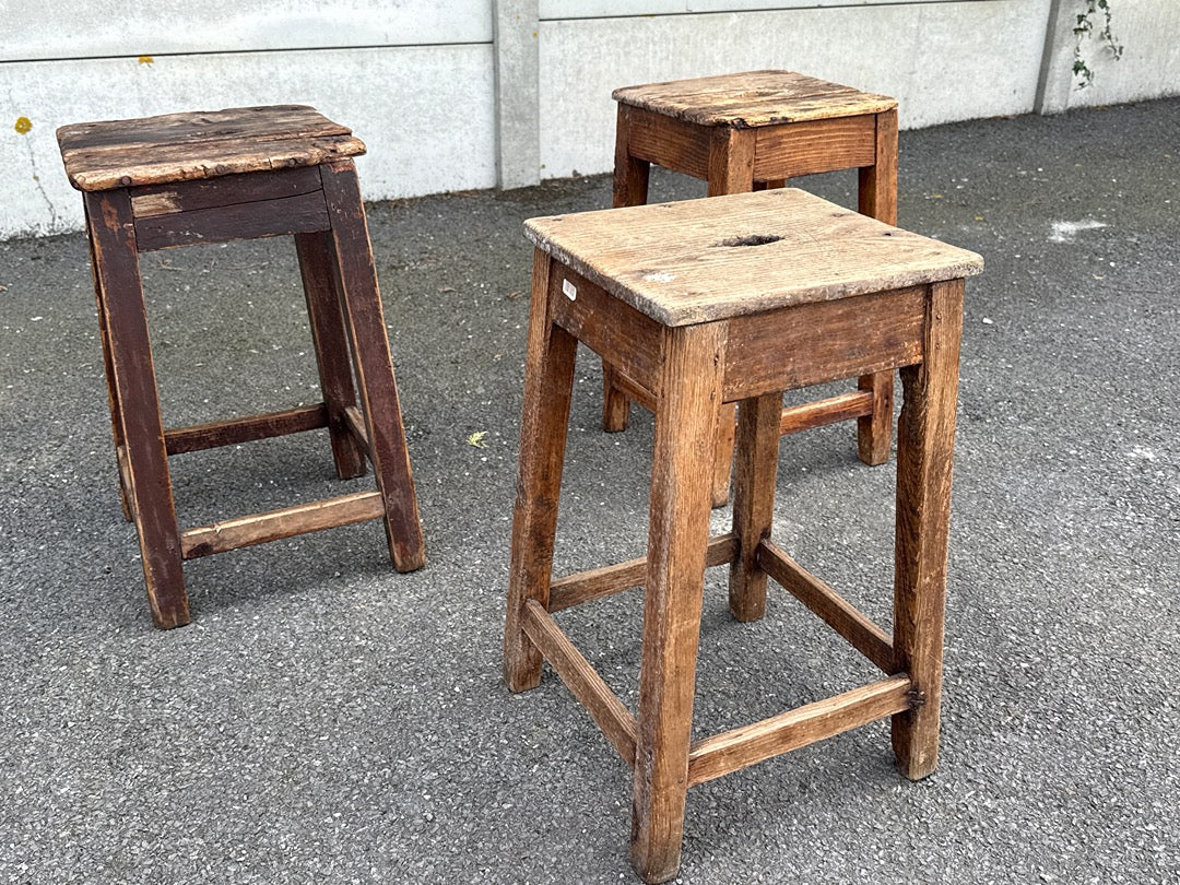 Lot de 3 tabourets en bois – Artisanal – Mobilier – Style rustique