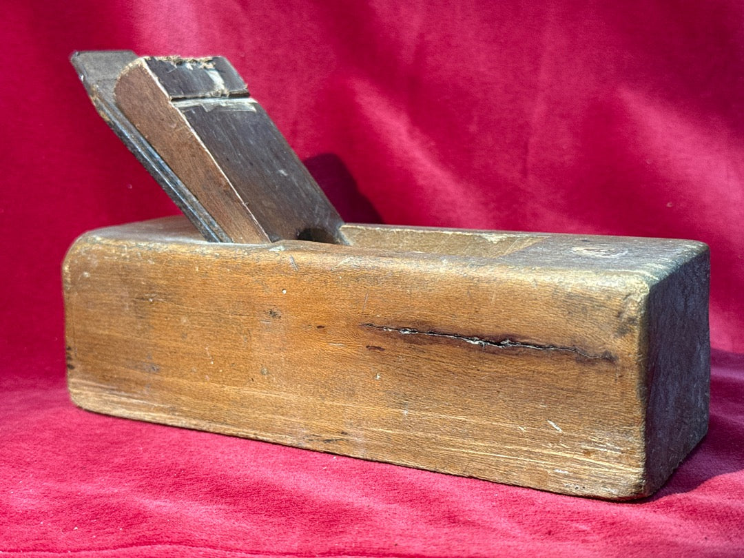 Ancien rabot en bois de menuisier