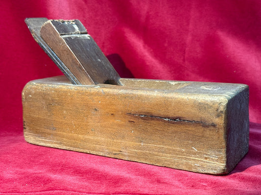 Ancien rabot en bois de menuisier