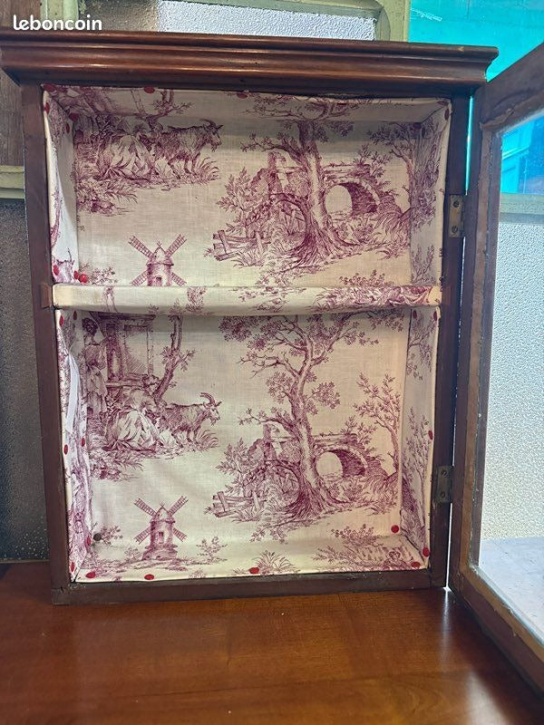 Vitrine murale – Bois – Décoration – Intérieur Toile de Jouy