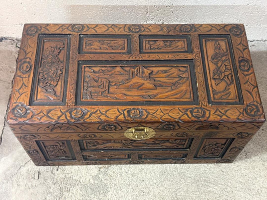 Coffre sculpté – Malle en bois