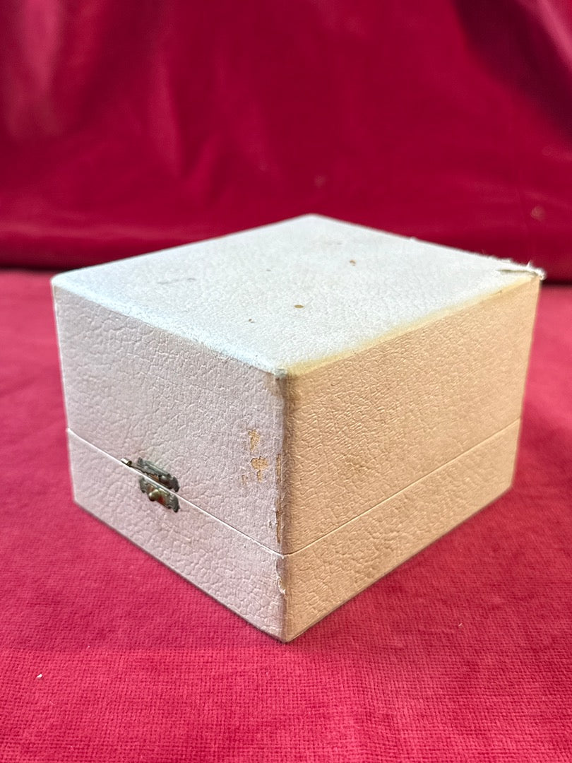 Timbale en métal argenté sur pied ajouré, avec écrin
