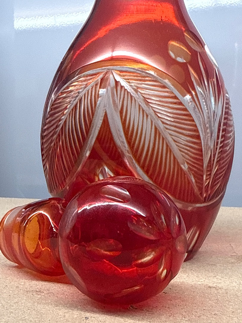 Carafe – Ornements – Verre rouge taillé avec bouchon