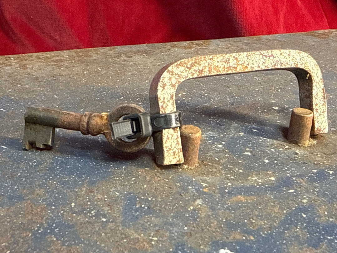 Ancienne boite metallique emaille bleue