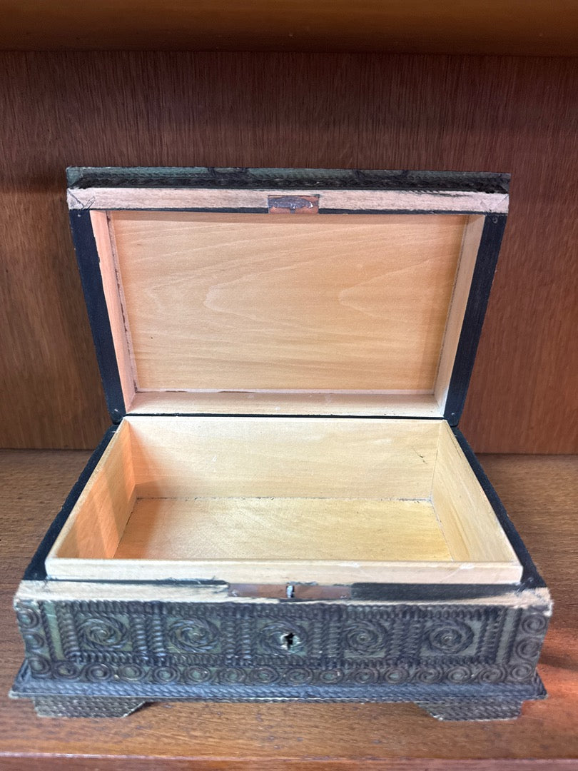 Boîte décorative – Coffret en bois sculpté