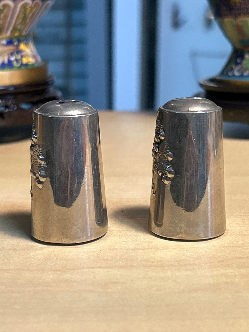 Salière Et Poivrière – Métal Argenté – Art De La Table – Motif Raisin