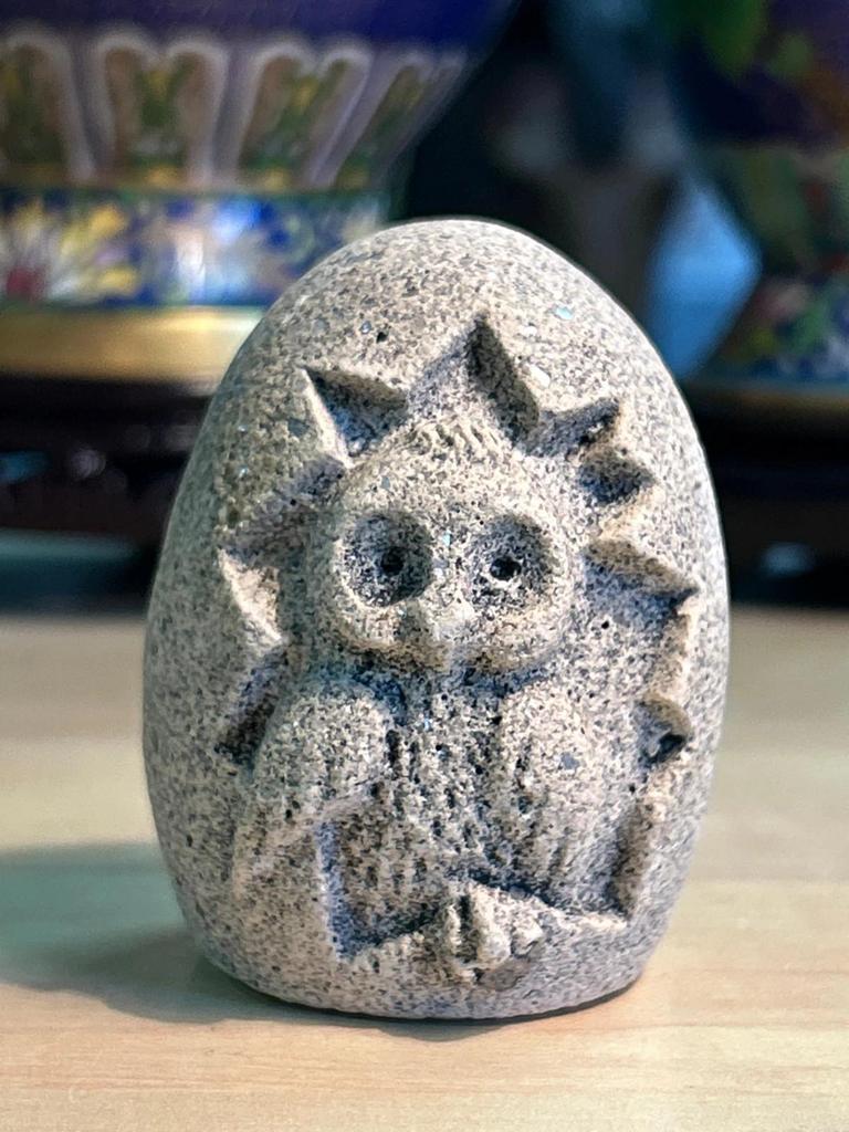 Statuette sculpté Chouette / Hibou en pierre dans un oeuf