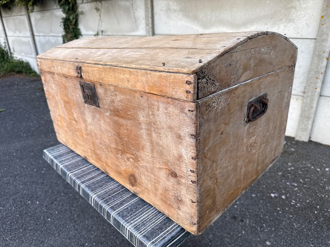 Malle bombée en bois – Vintage – Boîtes de rangement – Coffre rustique ancien
