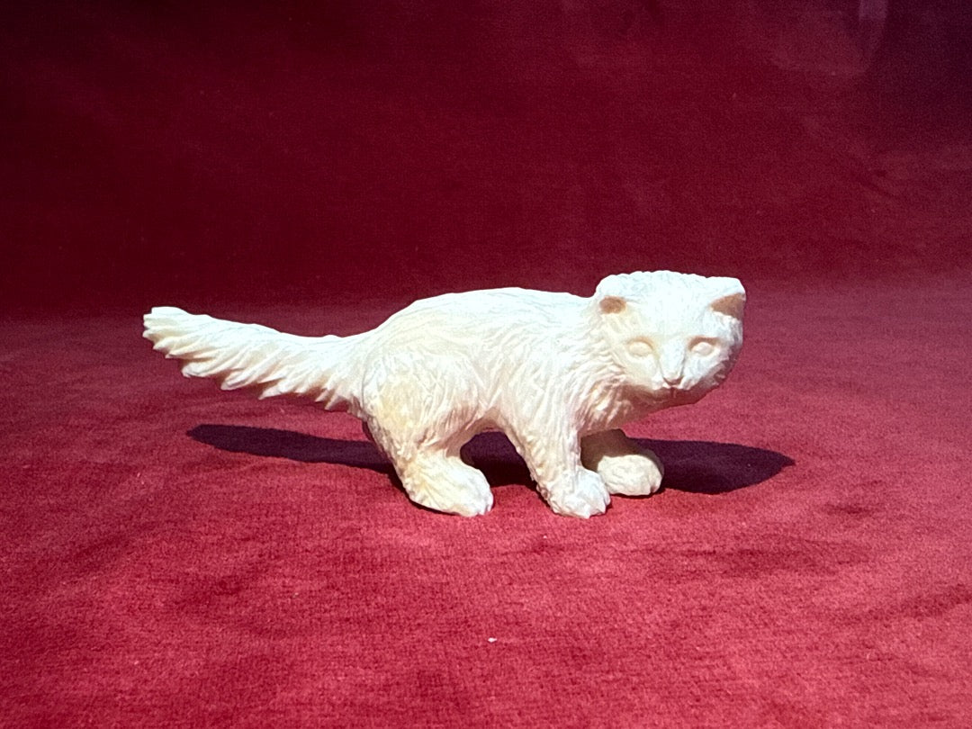 Petite figurine chat en os sculpté Signé Lechat